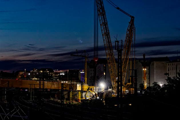 Einhub der Ringbahnbrücken-Überbauten 2026-07-10 Deutschland, Berlin Nächstliche Baustelle zum Wiederaufbau der abgetragenen A100-Autobahnbrücke über die S- und Fernbahngleise des Berliner Innenrings. Binnen 48 Stunden werden die vormontierten Überbauteile für das neue Brückenbauwerk in ihre endgültige Lage mittels eines 600-t-Krans auf Raupen eingehoben. Der Güter-, Regional- und S-Bahn ist unterbrochen. *** Lifting of the Ringbahn Bridge Superstructures July 10, 2026, Germany, Berlin: Upcoming construction site for the reconstruction of the demolished A100 highway bridge over the S-Bahn and long-distance rail tracks of Berlin’s Inner Ring. Within 48 hours, the pre-assembled superstructure components for the new bridge