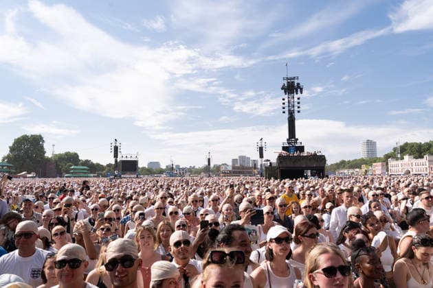 Grammy Award-winning Pitbull Fans Sign A New World Record - London Pitbull has set the Guinness World Record for the largest gathering of people wearing bald caps. The Latin hip hop artist, 45, was recognised with the achievement after 22,141 fans were counted wearing the caps ahead of his British Summer Time (BST) headline set in Hyde Park on Friday evening, on July 10, 2026, in London, UK. Photo by Cristina Messei IPA ABACAPRESS.COM London United Kingdom  Copyright: xIPA ABACAx