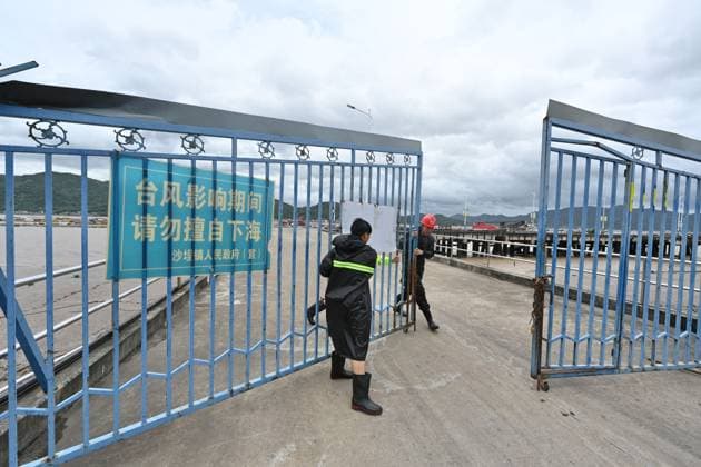 (260711) -- FUDING, July 11, 2026 -- Staff members close the gate of a port in Shacheng Town of Fuding, southeast China s Fujian Province, July 11, 2026. Fujian has maintained its Level II typhoon emergency response and activated a Level III flood control emergency response as Typhoon Bavi nears China s east coast on Saturday. Local officials have implemented precautionary measures to prevent the Typhoon Bavi, including evacuating residents and inspecting geological hazard sites. Temporary shelters were fully stocked with supplies and medical resources. ) (SpotNews) CHINA-FUJIAN-FUDING-TYPHOON BAVI-PREVENTION (CN) JiangxKehong 