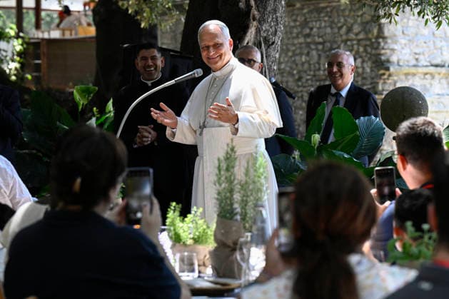 ITALY - POPE LEO XIV ATTENDS THE EVENT LUNCH WITH POPE WITH AROUND 200 SOCIALLY VULNERABLE PEOPLE FROM THE FIOCESE OF ROME, AT BORGO LAUDATO SI IN THE PONTIFICAL GARDENS OF CASTEL GANDOLFO - 2026 7 11 Italy,Castel Gandolfo , Vatican, 2026 7 11.Pope Leo XIV attends the event Lunch with the Pope with around 200 socially vulnerable people from the Diocese of Rome, at Borgo Laudato Si in the Pontifical Gardens of Castel Gandolfo EDITORIAL USE ONLY - NO BOOKS Copyright: xVATICANxMEDIAx