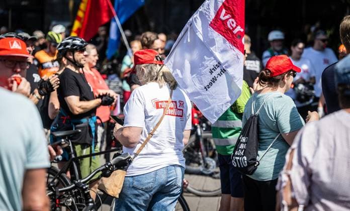 Fahrraddemo der Rurpott Rebellion in Mülheim an der Ruhr ** NUR FÜR REDAKTIONELLE ZWECKE ** EDITORIAL USE ONLY **<p>Rund 200 Teilnehmer und Teilnehmerinnen einer Fahrraddemo der Ruurpott Rebellion fahren am Samstag, 11.07.2026, auf ihrem Weg von Duisburg nach Essen durch Mülheim an der Ruhr. Am Stadthafen machen sie bei einer kleinen Kundgebung Pause. Deutschland NRW Mülheim an der Ruhr Copyright: MartinxMöller *** Rurpott Rebellion Bike Rally in Mülheim an der Ruhr ** FOR EDITORIAL USE ONLY ** EDITORIAL USE ONLY ** p Around 200 participants in a Rurpott Rebellion bike rally are riding on Saturday, July 11, 2026, pass through Mülheim an der Ruhr on their way from Duisburg to Essen. At the city harbor, they take a break for a small rall Copyright: MartinxMöller doc86o4lwu3sw0ctq2adyl ,EDITORIAL USE ONLY