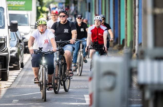 Fahrraddemo der Rurpott Rebellion in Mülheim an der Ruhr ** NUR FÜR REDAKTIONELLE ZWECKE ** EDITORIAL USE ONLY **<p>Rund 200 Teilnehmer und Teilnehmerinnen einer Fahrraddemo der Ruurpott Rebellion fahren am Samstag, 11.07.2026, auf ihrem Weg von Duisburg nach Essen durch Mülheim an der Ruhr. Am Stadthafen machen sie bei einer kleinen Kundgebung Pause. Deutschland NRW Mülheim an der Ruhr Copyright: MartinxMöller *** Rurpott Rebellion Bike Rally in Mülheim an der Ruhr ** FOR EDITORIAL USE ONLY ** EDITORIAL USE ONLY ** p Around 200 participants in a Rurpott Rebellion bike rally are riding on Saturday, July 11, 2026, pass through Mülheim an der Ruhr on their way from Duisburg to Essen. At the city harbor, they take a break for a small rall Copyright: MartinxMöller doc86o4muepwl31cojwryl ,EDITORIAL USE ONLY