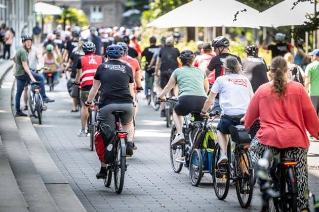 Fahrraddemo der Rurpott Rebellion in Mülheim an der Ruhr ** NUR FÜR REDAKTIONELLE ZWECKE ** EDITORIAL USE ONLY **<p>Rund 200 Teilnehmer und Teilnehmerinnen einer Fahrraddemo der Ruurpott Rebellion fahren am Samstag, 11.07.2026, auf ihrem Weg von Duisburg nach Essen durch Mülheim an der Ruhr. Am Stadthafen machen sie bei einer kleinen Kundgebung Pause. Deutschland NRW Mülheim an der Ruhr Copyright: MartinxMöller *** Rurpott Rebellion Bike Rally in Mülheim an der Ruhr ** FOR EDITORIAL USE ONLY ** EDITORIAL USE ONLY ** p Around 200 participants in a Rurpott Rebellion bike rally are riding on Saturday, July 11, 2026, pass through Mülheim an der Ruhr on their way from Duisburg to Essen. At the city harbor, they take a break for a small rall Copyright: MartinxMöller doc86o4muxh0qa15tb6sud2 ,EDITORIAL USE ONLY