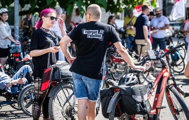 Fahrraddemo der Rurpott Rebellion in Mülheim an der Ruhr ** NUR FÜR REDAKTIONELLE ZWECKE ** EDITORIAL USE ONLY **<p>Rund 200 Teilnehmer und Teilnehmerinnen einer Fahrraddemo der Ruurpott Rebellion fahren am Samstag, 11.07.2026, auf ihrem Weg von Duisburg nach Essen durch Mülheim an der Ruhr. Am Stadthafen machen sie bei einer kleinen Kundgebung Pause. Deutschland NRW Mülheim an der Ruhr Copyright: MartinxMöller *** Rurpott Rebellion Bike Rally in Mülheim an der Ruhr ** FOR EDITORIAL USE ONLY ** EDITORIAL USE ONLY ** p Around 200 participants in a Rurpott Rebellion bike rally are riding on Saturday, July 11, 2026, pass through Mülheim an der Ruhr on their way from Duisburg to Essen. At the city harbor, they take a break for a small rall Copyright: MartinxMöller doc86o4mv3kuhu1lkin8l93 ,EDITORIAL USE ONLY