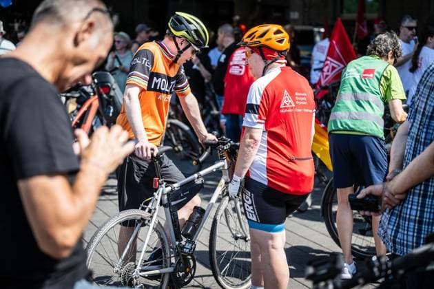 Fahrraddemo der Rurpott Rebellion in Mülheim an der Ruhr ** NUR FÜR REDAKTIONELLE ZWECKE ** EDITORIAL USE ONLY **<p>Rund 200 Teilnehmer und Teilnehmerinnen einer Fahrraddemo der Ruurpott Rebellion fahren am Samstag, 11.07.2026, auf ihrem Weg von Duisburg nach Essen durch Mülheim an der Ruhr. Am Stadthafen machen sie bei einer kleinen Kundgebung Pause. Deutschland NRW Mülheim an der Ruhr Copyright: MartinxMöller *** Rurpott Rebellion Bike Rally in Mülheim an der Ruhr ** FOR EDITORIAL USE ONLY ** EDITORIAL USE ONLY ** p Around 200 participants in a Rurpott Rebellion bike rally are riding on Saturday, July 11, 2026, pass through Mülheim an der Ruhr on their way from Duisburg to Essen. At the city harbor, they take a break for a small rall Copyright: MartinxMöller doc86o4mwlw6011mjgxde1v ,EDITORIAL USE ONLY