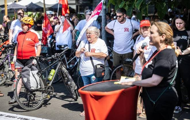 Fahrraddemo der Rurpott Rebellion in Mülheim an der Ruhr ** NUR FÜR REDAKTIONELLE ZWECKE ** EDITORIAL USE ONLY **<p>Rund 200 Teilnehmer und Teilnehmerinnen einer Fahrraddemo der Ruurpott Rebellion fahren am Samstag, 11.07.2026, auf ihrem Weg von Duisburg nach Essen durch Mülheim an der Ruhr. Am Stadthafen machen sie bei einer kleinen Kundgebung Pause. Deutschland NRW Mülheim an der Ruhr Copyright: MartinxMöller *** Rurpott Rebellion Bike Rally in Mülheim an der Ruhr ** FOR EDITORIAL USE ONLY ** EDITORIAL USE ONLY ** p Around 200 participants in a Rurpott Rebellion bike rally are riding on Saturday, July 11, 2026, pass through Mülheim an der Ruhr on their way from Duisburg to Essen. At the city harbor, they take a break for a small rall Copyright: MartinxMöller doc86o4mwr49iqo6lberzd ,EDITORIAL USE ONLY