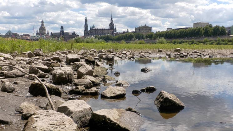 Trockenheit, Dürre und fehlende Niederschläge bereiten immer mehr Probleme. In Dresden feiert die sächsische Dampfschifffahrt dieses Wochenende190 Jahre, doch schon jetzt können nicht mehr alle Dampfschifffahrtrouten bedient werden. Wegen Niedrigwasser kann schon seit Freitag die Linie nach Bad Schandau nicht mehr bedient werden. Seit heute fällt auch die Strecke Sächsische Weinstraße in Richtung Meißen aus. Der Pegel beträgt aktuell in Dresden 55 cm, Tendenz fallend. In den kommenden Tagen wird daher die Dampfschifffahrt ihren Betrieb einstellen müssen. Denn Regenfälle sind auch in der kommenden Woche nicht in Sicht. Dresden Sachsen Deutschland *** Drought, dry conditions, and a lack of rainfall are causing more and more prob