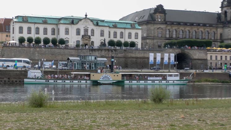 Trockenheit, Dürre und fehlende Niederschläge bereiten immer mehr Probleme. In Dresden feiert die sächsische Dampfschifffahrt dieses Wochenende190 Jahre, doch schon jetzt können nicht mehr alle Dampfschifffahrtrouten bedient werden. Wegen Niedrigwasser kann schon seit Freitag die Linie nach Bad Schandau nicht mehr bedient werden. Seit heute fällt auch die Strecke Sächsische Weinstraße in Richtung Meißen aus. Der Pegel beträgt aktuell in Dresden 55 cm, Tendenz fallend. In den kommenden Tagen wird daher die Dampfschifffahrt ihren Betrieb einstellen müssen. Denn Regenfälle sind auch in der kommenden Woche nicht in Sicht. Dresden Sachsen Deutschland *** Drought, dry conditions, and a lack of rainfall are causing more and more prob