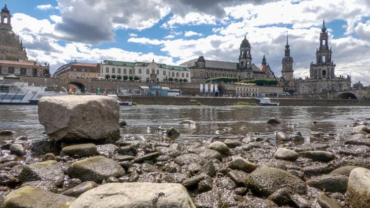 Trockenheit, Dürre und fehlende Niederschläge bereiten immer mehr Probleme. In Dresden feiert die sächsische Dampfschifffahrt dieses Wochenende190 Jahre, doch schon jetzt können nicht mehr alle Dampfschifffahrtrouten bedient werden. Wegen Niedrigwasser kann schon seit Freitag die Linie nach Bad Schandau nicht mehr bedient werden. Seit heute fällt auch die Strecke Sächsische Weinstraße in Richtung Meißen aus. Der Pegel beträgt aktuell in Dresden 55 cm, Tendenz fallend. In den kommenden Tagen wird daher die Dampfschifffahrt ihren Betrieb einstellen müssen. Denn Regenfälle sind auch in der kommenden Woche nicht in Sicht. Dresden Sachsen Deutschland *** Drought, dry conditions, and a lack of rainfall are causing more and more prob