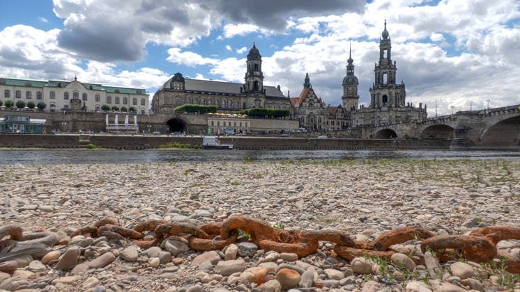 Trockenheit, Dürre und fehlende Niederschläge bereiten immer mehr Probleme. In Dresden feiert die sächsische Dampfschifffahrt dieses Wochenende190 Jahre, doch schon jetzt können nicht mehr alle Dampfschifffahrtrouten bedient werden. Wegen Niedrigwasser kann schon seit Freitag die Linie nach Bad Schandau nicht mehr bedient werden. Seit heute fällt auch die Strecke Sächsische Weinstraße in Richtung Meißen aus. Der Pegel beträgt aktuell in Dresden 55 cm, Tendenz fallend. In den kommenden Tagen wird daher die Dampfschifffahrt ihren Betrieb einstellen müssen. Denn Regenfälle sind auch in der kommenden Woche nicht in Sicht. Dresden Sachsen Deutschland *** Drought, dry conditions, and a lack of rainfall are causing more and more prob