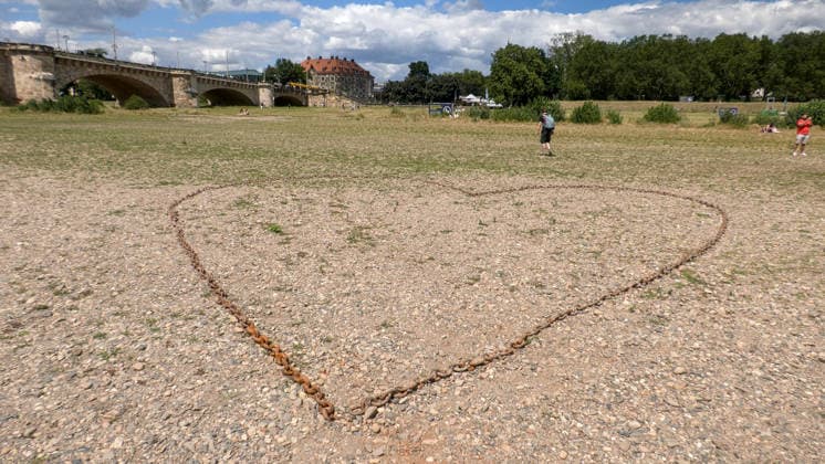 Trockenheit, Dürre und fehlende Niederschläge bereiten immer mehr Probleme. In Dresden feiert die sächsische Dampfschifffahrt dieses Wochenende190 Jahre, doch schon jetzt können nicht mehr alle Dampfschifffahrtrouten bedient werden. Wegen Niedrigwasser kann schon seit Freitag die Linie nach Bad Schandau nicht mehr bedient werden. Seit heute fällt auch die Strecke Sächsische Weinstraße in Richtung Meißen aus. Der Pegel beträgt aktuell in Dresden 55 cm, Tendenz fallend. In den kommenden Tagen wird daher die Dampfschifffahrt ihren Betrieb einstellen müssen. Denn Regenfälle sind auch in der kommenden Woche nicht in Sicht. Dresden Sachsen Deutschland *** Drought, dry conditions, and a lack of rainfall are causing more and more prob