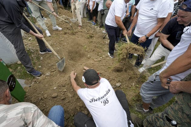 Funeral prayers held, 10 more Srebrenica genocide victims laid to rest SREBRENICA, BOSNIA AND HERZEGOVINA - JULY 11 : Funeral ceremony were held and 10 victims of the 1995 genocide were laid to rest at the Srebrenica-Potocari Memorial Cemetery in Srebrenica, Bosnia and Herzegovina on July 11, 2026. Thousands of people gathered at the site in the early hours of morning to pay their respects to the victims. The collective funeral prayer was led by Husein Kavazovic<!--TgQPHd --><!--TgQPHd false, ,false --><!--TgQPHd g 11x982h21 , ,0, ErcICvcHQUppVDR0SktELTVoQ3kyUlpqYkU3T2gzSmg5Wk5XZHdvM2lOZ1pmUjEyWldzQTl0bFBZdGNpR1BwNldYMDNKUWlmWkNXTWdWWmYxOXhtajJMRDVwVTAySnRIVndtVi1hSklUeW9MaWZxeW1ZWE1tT2pnODdXZzZLQW5wNjNST292NzE0cTZ0ZVotekFZSVVI  Copyright: x2026xAnadoluxSamirxJordamovicx