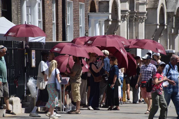 July 11, 2026, London, England, United Kingdom: Visitors are given umbrellas to shield from the scorching sun while waiting outside Sir John Soane s Museum as the heatwave continues in the UK. London United Kingdom - ZUMAv130 20260711_zip_v130_015 Copyright: xVukxValcicx