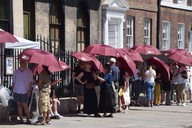 July 11, 2026, London, England, United Kingdom: Visitors are given umbrellas to shield from the scorching sun while waiting outside Sir John Soane s Museum as the heatwave continues in the UK. London United Kingdom - ZUMAv130 20260711_zip_v130_016 Copyright: xVukxValcicx