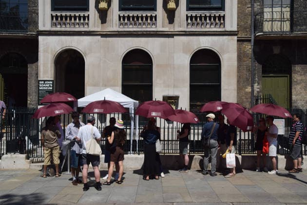 July 11, 2026, London, England, United Kingdom: Visitors are given umbrellas to shield from the scorching sun while waiting outside Sir John Soane s Museum as the heatwave continues in the UK. London United Kingdom - ZUMAv130 20260711_zip_v130_019 Copyright: xVukxValcicx