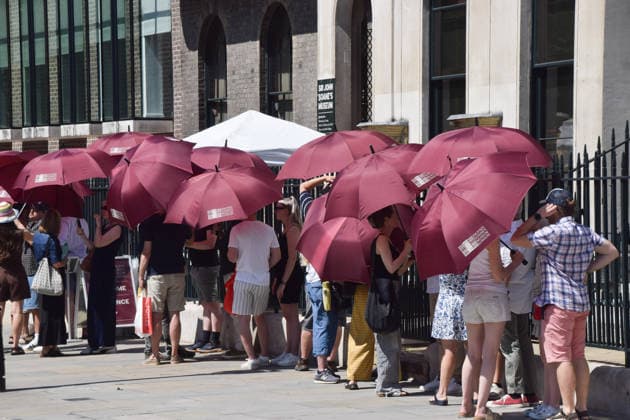 July 11, 2026, London, England, United Kingdom: Visitors are given umbrellas to shield from the scorching sun while waiting outside Sir John Soane s Museum as the heatwave continues in the UK. London United Kingdom - ZUMAv130 20260711_zip_v130_017 Copyright: xVukxValcicx