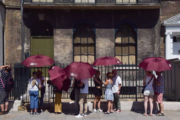 July 11, 2026, London, England, United Kingdom: Visitors are given umbrellas to shield from the scorching sun while waiting outside Sir John Soane s Museum as the heatwave continues in the UK. London United Kingdom - ZUMAv130 20260711_zip_v130_018 Copyright: xVukxValcicx