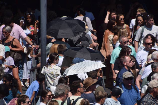 July 11, 2026, London, England, United Kingdom: Tourists shield from the sun under umbrellas while they board a Thames cruise boat as the heatwave continues in the UK. London United Kingdom - ZUMAv130 20260711_zip_v130_020 Copyright: xVukxValcicx