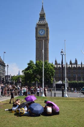 July 11, 2026, London, England, United Kingdom: Tourists shield from the sun under umbrellas in Parliament Square as the heatwave continues in the UK. London United Kingdom - ZUMAv130 20260711_zip_v130_022 Copyright: xVukxValcicx