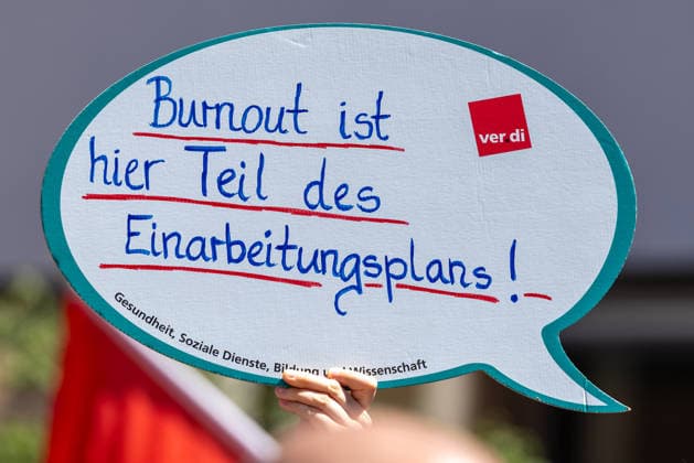 Demonstration für Solidarität statt Sozialabbau, Nürnberg, 11.07.2026 Demonstrationsschild in Form einer Sprechblase mit der Aufschrift Burnout ist hier Teil des Einarbeitungsplans! beim Protest des Bündnisses UNKÜRZBAR Mittelfranken. Das ver.di-Logo ist auf dem Schild sichtbar, unten der Bereich Gesundheit, Soziale Dienste, Bildung und Wissenschaft . Nürnberg Bayern Deutschland *** Demonstration for Solidarity Instead of Social Cuts, Nuremberg, July 11, 2026: A protest sign in the shape of a speech bubble reading Burnout is part of the onboarding plan here at a protest organized by the UNKÜRZBAR Middle Franconia alliance. The Ver.di logo is visible on the sign, with the section Health, Social Services, Education, and Science 20260711-1V9A5190-M4000