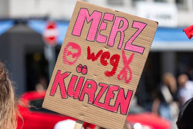 Demonstration für Solidarität statt Sozialabbau, Nürnberg, 11.07.2026 Protestschild mit der Aufschrift Merz weg kürzen auf einer Demonstration gegen Sozialabbau. Das Bündnis UNKÜRZBAR Mittelfranken protestiert gegen das Reformpaket der Bundesregierung, das nach Ansicht der Organisatoren den Sozialstaat und Arbeitnehmerrechte gefährdet. Nürnberg Bayern Deutschland *** Demonstration for Solidarity Instead of Social Cuts, Nuremberg, July 11, 2026 Protest sign reading Merz, stop the cuts at a demonstration against social cuts. The UNKÜRZBAR Mittelfranken coalition is protesting the federal government’s reform package, which the organizers believe threatens the welfare state and workers’ rights. Nuremberg, Bavaria, Germany 20260711-1V9A5164-M4000
