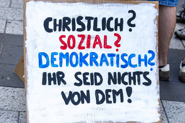 Demonstration für Solidarität statt Sozialabbau, Nürnberg, 11.07.2026 Handgemaltes Protestschild mit der Aufschrift Christlich? Sozial? Demokratisch? Ihr seid nichts von dem! bei einer Demonstration gegen Sozialabbau. Das Bündnis UNKÜRZBAR Mittelfranken protestiert gegen das Reformpaket der Bundesregierung. Nürnberg Bayern Deutschland *** Demonstration for Solidarity Instead of Social Cuts, Nuremberg, July 11, 2026. A hand-painted protest sign reading Christian Social Democratic—You’re None of Those Things at a demonstration against social cuts. The UNKÜRZBAR Middle Franconia Alliance is protesting the federal government’s reform package. Nuremberg, Bavaria, Germany 20260711-1V9A5188-M4000