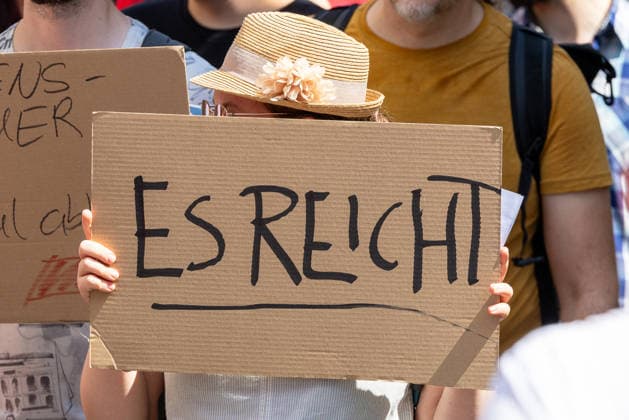 Demonstration für Solidarität statt Sozialabbau, Nürnberg, 11.07.2026 Eine Teilnehmerin hält ein Pappschild mit der Aufschrift ES REICHT bei einer Demonstration gegen Sozialabbau. Das Bündnis UNKÜRZBAR Mittelfranken protestiert gegen das Reformpaket der Bundesregierung, das nach Ansicht der Organisatoren den Sozialstaat und Arbeitnehmerrechte gefährdet. Nürnberg Bayern Deutschland *** Demonstration for Solidarity Instead of Social Cuts, Nuremberg, July 11, 2026 A participant holds a cardboard sign reading ENOUGH IS ENOUGH at a demonstration against social cuts. The UNKÜRZBAR Mittelfranken coalition is protesting the federal government’s reform package, which, according to the organizers, threatens the welfare state and workers 20260711-1V9A5287-M4000