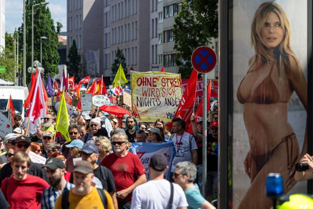 Demonstration für Solidarität statt Sozialabbau, Nürnberg, 11.07.2026 Demonstrationszug des Bündnisses UNKÜRZBAR Mittelfranken gegen das Reformpaket der Bundesregierung. Teilnehmer tragen Fahnen und Transparente, darunter die Aufschrift Ohne Streik wird sich nichts ändern . Im Vordergrund ist ein grossformatiges Werbeplakat zu sehen. Nürnberg Bayern Deutschland *** Demonstration for Solidarity Instead of Social Cuts, Nuremberg, July 11, 2026: A demonstration march organized by the UNKÜRZBAR Middle Franconia Alliance against the federal government’s reform package. Participants carry flags and banners, including one reading Nothing will change without a strike. A large-format promotional poster is visible in the foreground. Nurem 20260711-1V9A5294-M4000
