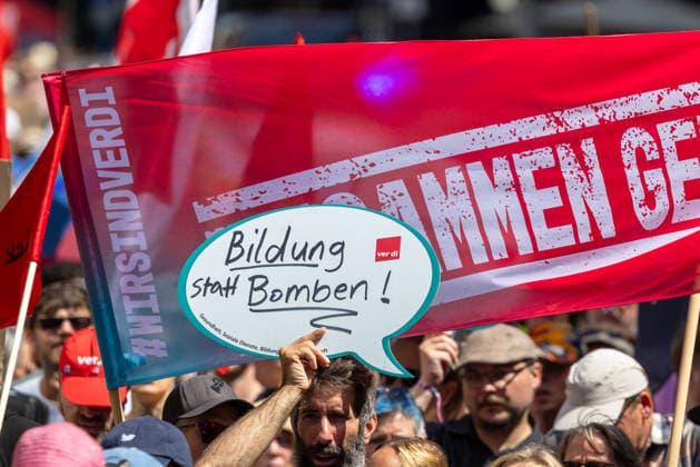 Demonstration für Solidarität statt Sozialabbau, Nürnberg, 11.07.2026 Teilnehmer einer Demonstration des Bündnisses UNKÜRZBAR Mittelfranken halten Schilder und ver.di-Fahnen. Ein Schild trägt die Aufschrift Bildung statt Bomben! . Die Kundgebung richtet sich gegen das Reformpaket der Bundesregierung und Kürzungen im Sozialbereich. Nürnberg Bayern Deutschland *** Demonstration for Solidarity Instead of Social Cuts, Nuremberg, July 11, 2026: Participants in a demonstration organized by the UNKÜRZBAR Mittelfranken coalition hold signs and wave flags. One sign reads Education Instead of Bombs. The rally is directed against the federal government’s reform package and cuts to social services. Nuremberg, Bavaria, Germany 20260711-1V9A5310-M4000