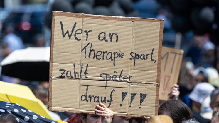 Demonstration für Solidarität statt Sozialabbau, Nürnberg, 11.07.2026 Demonstrantin hält ein selbst beschriftetes Pappschild mit der Aufschrift Wer an Therapie spart, zahlt später drauf!!! . Das Bündnis UNKÜRZBAR Mittelfranken demonstrierte gegen das Reformpaket der Bundesregierung und den damit verbundenen Abbau sozialer Leistungen. Nürnberg Bayern Deutschland *** Demonstration for Solidarity Instead of Social Cuts, Nuremberg, July 11, 2026 A demonstrator holds a handwritten cardboard sign reading, Those who cut funding for therapy will pay for it later. The UNKÜRZBAR Middle Franconia Alliance demonstrated against the federal government’s reform package and the associated cuts to social benefits. Nuremberg, Bavaria, Germany 20260711-1V9A5391-M4000