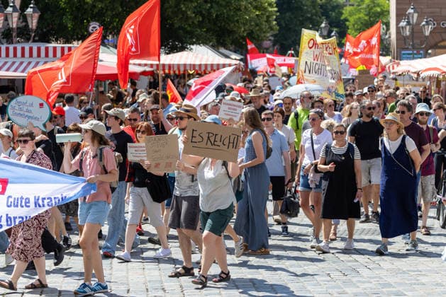 Demonstration für Solidarität statt Sozialabbau, Nürnberg, 11.07.2026 Tausende Menschen ziehen bei sommerlicher Hitze durch die Innenstadt. Teilnehmer tragen Schilder mit Aufschriften wie Es reicht und Gute Kranken... brau... sowie rote Fahnen. Das Bündnis UNKÜRZBAR Mittelfranken protestiert gegen das Reformpaket der Bundesregierung. Nürnberg Bayern Deutschland *** Demonstration for Solidarity Instead of Social Cuts, Nuremberg, July 11, 2026 Thousands of people march through the city center in the summer heat. Participants carry signs with slogans such as Enough is enough and We need healthy people, as well as red flags. The UNKÜRZBAR Mittelfranken alliance is protesting the federal government’s reform package. Nuremberg, Ba 20260711-1V9A5425-M4000