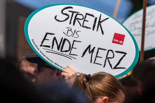 Demonstration für Solidarität statt Sozialabbau, Nürnberg, 11.07.2026 Demonstrantin hält ein ver.di-Schild mit der Aufschrift Streik bis Ende Merz in die Höhe. Das Bündnis UNKÜRZBAR Mittelfranken protestiert gegen das Reformpaket der Bundesregierung und den drohenden Sozialabbau. Nürnberg Bayern Deutschland *** Demonstration for Solidarity Instead of Social Cuts, Nuremberg, July 11, 2026: A demonstrator holds aloft a sign reading Strike until the end of March. The UNKÜRZBAR Mittelfranken coalition is protesting the federal government’s reform package and the threat of social cuts. Nuremberg, Bavaria, Germany 20260711-1V9A5212-M4000