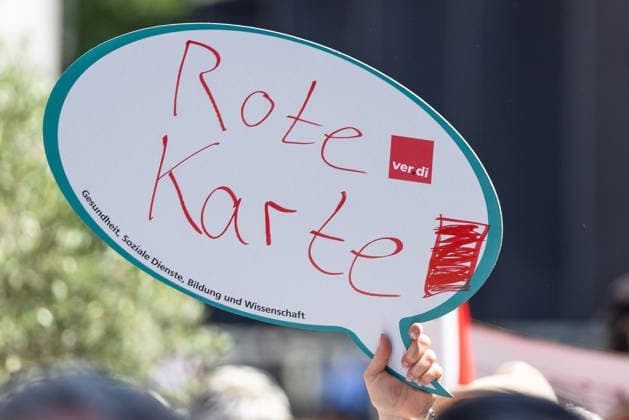 Demonstration für Solidarität statt Sozialabbau, Nürnberg, 11.07.2026 Eine Hand hält ein Verdi-Schild in Sprechblasenform mit der Aufschrift Rote Karte in die Höhe. Das Schild trägt das Logo der Gewerkschaft Verdi sowie den Bereich Gesundheit, Soziale Dienste, Bildung und Wissenschaft . Hintergrund ist eine Kundgebung des Bündnisses UNKÜRZBAR Mittelfranken gegen Sozialabbau und Kürzungen der Bundesregierung. Nürnberg Bayern Deutschland *** Demonstration for Solidarity Instead of Social Cuts, Nuremberg, July 11, 2026 A hand holds aloft a Verdi sign in the shape of a speech bubble bearing the words Red Card. The sign features the Verdi union logo as well as the sectors of health, Social Services, Education, and Science. The b 20260711-1V9A5214-M4000