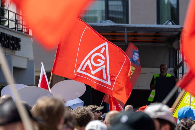 Demonstration für Solidarität statt Sozialabbau, Nürnberg, 11.07.2026 IG-Metall-Fahnen wehen bei einer Demonstration des Bündnisses UNKÜRZBAR Mittelfranken. Die Kundgebung richtet sich gegen das Reformpaket der Bundesregierung, das die Organisatoren als Angriff auf den Sozialstaat und Arbeitnehmerrechte bezeichnen. Nürnberg Bayern Deutschland *** Demonstration for Solidarity Instead of Social Cuts, Nuremberg, July 11, 2026 IG Metall flags fly at a demonstration organized by the UNKÜRZBAR Middle Franconia coalition. The rally is directed against the federal government’s reform package, which the organizers describe as an attack on the welfare state and workers’ rights. Nuremberg, Bavaria, Germany 20260711-1V9A5221-M4000