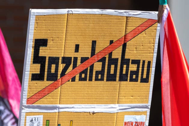 Demonstration für Solidarität statt Sozialabbau, Nürnberg, 11.07.2026 Protestschild mit durchgestrichenem Schriftzug Sozialabbau auf einer Demonstration des Bündnisses UNKÜRZBAR Mittelfranken. Anlass ist das Reformpaket der Bundesregierung, das die Organisatoren als Angriff auf den Sozialstaat und Arbeitnehmerrechte kritisieren. Nürnberg Bayern Deutschland *** Demonstration for Solidarity Instead of Social Cuts, Nuremberg, July 11, 2026 Protest sign with the words social cuts crossed out at a demonstration organized by the UNKÜRZBAR Middle Franconia coalition. The demonstration was prompted by the federal government’s reform package, which the organizers criticize as an attack on the welfare state and workers’ rights. Nuremberg, 20260711-1V9A5241-M4000