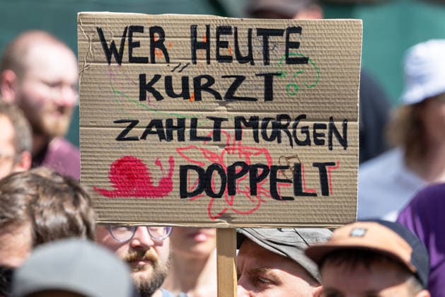 Demonstration für Solidarität statt Sozialabbau, Nürnberg, 11.07.2026 Protestschild mit der Aufschrift Wer heute kürzt, zahlt morgen doppelt bei einer Demonstration gegen Sozialabbau. Das Bündnis UNKÜRZBAR Mittelfranken richtet sich gegen das Reformpaket der Bundesregierung, das nach Ansicht der Organisatoren den Sozialstaat, Arbeitnehmerrechte und die öffentliche Daseinsvorsorge gefährdet. Nürnberg Bayern Deutschland *** Demonstration for Solidarity Instead of Social Cuts, Nuremberg, July 11, 2026: A protest sign reading Those who cut today will pay double tomorrow at a demonstration against social cuts. The UNKÜRZBAR Mittelfranken coalition opposes the federal government’s reform package, which, according to the organizers, 20260711-1V9A5327-M4000