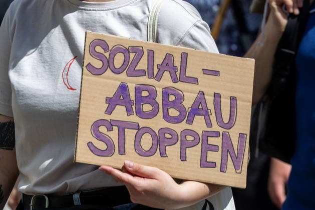 Demonstration für Solidarität statt Sozialabbau, Nürnberg, 11.07.2026 Eine Demonstrantin hält ein handgeschriebenes Pappschild mit der Aufschrift Sozialabbau stoppen . Das Bündnis UNKÜRZBAR Mittelfranken demonstriert gegen das Reformpaket der Bundesregierung, das nach Auffassung der Organisatoren den Sozialstaat, Arbeitnehmerrechte und die öffentliche Daseinsvorsorge bedroht. Nürnberg Bayern Deutschland *** Demonstration for Solidarity Instead of Social Cuts, Nuremberg, July 11, 2026 A demonstrator holds a handwritten cardboard sign reading Stop Social Cuts. The UNKÜRZBAR Mittelfranken coalition is demonstrating against the federal government’s reform package, which, according to the organizers, threatens the welfare state, wor 20260711-1V9A5331-M4000