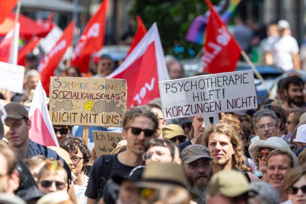 Demonstration für Solidarität statt Sozialabbau, Nürnberg, 11.07.2026 Teilnehmer einer Kundgebung des Bündnisses UNKUERZBAR Mittelfranken tragen Schilder mit Aufschriften wie Psychotherapie hilft! Kürzungen nicht! und Sommer, Sonne, Sozialkahlschlag? Nicht mit uns! . Im Hintergrund sind rote Gewerkschaftsfahnen zu sehen. Anlass ist das Reformpaket der Bundesregierung, das die Organisatoren als Angriff auf den Sozialstaat werten. Nürnberg Bayern Deutschland *** Demonstration for Solidarity Instead of Social Cuts, Nuremberg, July 11, 2026. Participants in a rally organized by the UNKUERZBAR Middle Franconia coalition carry signs with slogans such as Psychotherapy Doesn’t Help Cuts and Summer, Sun, Social Cuts—Not on Us. Red uni 20260711-1V9A5343-M4000
