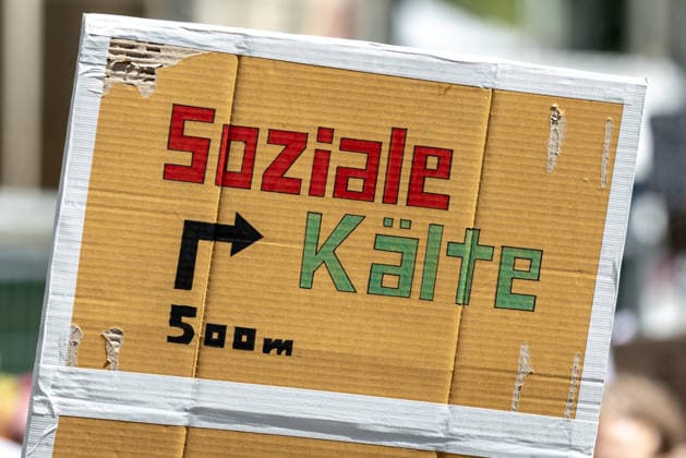 Demonstration für Solidarität statt Sozialabbau, Nürnberg, 11.07.2026 Protestschild aus Pappe mit der Aufschrift Soziale Kälte - 500m bei einer Demonstration des Bündnisses UNKÜRZBAR Mittelfranken. Die Kundgebung richtet sich gegen das Reformpaket der Bundesregierung und setzt sich für den Erhalt sozialer Leistungen ein. Nürnberg Bayern Deutschland *** Demonstration for Solidarity Instead of Social Cuts, Nuremberg, July 11, 2026 Cardboard protest sign reading Social Indifference 500 meters away during a demonstration by the UNKÜRZBAR Middle Franconia coalition. The rally is directed against the federal government’s reform package and advocates for the preservation of social benefits. Nuremberg, Bavaria Germany 20260711-1V9A5356-M4000