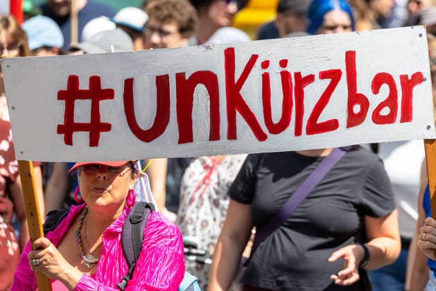 Demonstration für Solidarität statt Sozialabbau, Nürnberg, 11.07.2026 Eine Demonstrantin hält ein handgemaltes Schild mit der Aufschrift unkürzbar in die Höhe. Das Bündnis UNKÜRZBAR Mittelfranken protestiert gegen das Reformpaket der Bundesregierung und wendet sich gegen Kürzungen im Sozialbereich. Nürnberg Bayern Deutschland *** Demonstration for Solidarity Instead of Social Cuts, Nuremberg, July 11, 2026 A demonstrator holds up a hand-painted sign reading Unkürzbar. The UNKÜRZBAR Mittelfranken coalition is protesting the federal government’s reform package and opposing cuts to social services. Nuremberg, Bavaria, Germany 20260711-1V9A5371-M4000