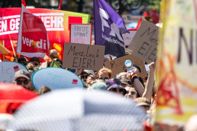 Demonstration für Solidarität statt Sozialabbau, Nürnberg, 11.07.2026 Demonstrantinnen und Demonstranten halten Schilder mit Aufschriften wie Merz, leck Eier! und Fritze spinnt. Sozial... in die Höhe. Fahnen der Gewerkschaft ver.di und weiterer Organisationen prägen das Bild der Kundgebung des Bündnisses UNKÜRZBAR Mittelfranken gegen das Reformpaket der Bundesregierung. Nürnberg Bayern Deutschland *** Demonstration for Solidarity Instead of Social Cuts, Nuremberg, July 11, 2026. Demonstrators hold signs with slogans such as Merz, Kiss My Ass and Fritze’s Going Crazy—Social Spending Through the Roof. Flags of the ver.di union and other organizations dominate the scene at the rally organized by the UNKÜRZBAR Middle Franconi 20260711-1V9A5430-M4000