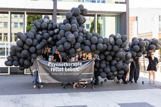 Demonstration für Solidarität statt Sozialabbau, Nürnberg, 11.07.2026 Teilnehmerinnen des Bündnisses Aktionsbündnis Psychotherapie halten ein Transparent mit der Aufschrift Psychotherapie rettet Leben! Rettet jetzt die Versorgung . Hinter ihnen eine große Installation aus schwarzen Luftballons. Die Aktion fand im Rahmen der Demonstration des Bündnisses UNKÜRZBAR Mittelfranken gegen Sozialabbau statt. Nürnberg Bayern Deutschland *** Demonstration for Solidarity Instead of Social Cuts, Nuremberg, July 11, 2026 Participants from the Action Alliance for Psychotherapy hold a banner reading Psychotherapy Saves Lives—Save Access to Care Now. Behind them is a large installation made of black balloons. The event took place as part of 20260711-286A1812-M4000