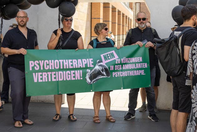 Demonstration für Solidarität statt Sozialabbau, Nürnberg, 11.07.2026 Demonstrierende halten ein grünes Banner mit der Aufschrift Psychotherapie verteidigen! Nein zu Kürzungen in der ambulanten Psychotherapie. Schwarze Luftballons im Hintergrund unterstreichen den Protestcharakter der Kundgebung des Bündnisses UNKÜRZBAR Mittelfranken. Nürnberg Bayern Deutschland *** Demonstration for Solidarity Instead of Social Cuts, Nuremberg, July 11, 2026 Demonstrators hold a green banner reading Defend Psychotherapy—No to Cuts in Outpatient Psychotherapy. Black balloons in the background underscore the protest nature of the rally organized by the UNKÜRZBAR alliance in Middle Franconia, Nuremberg, Bavaria, Germany 20260711-286A1830-M4000