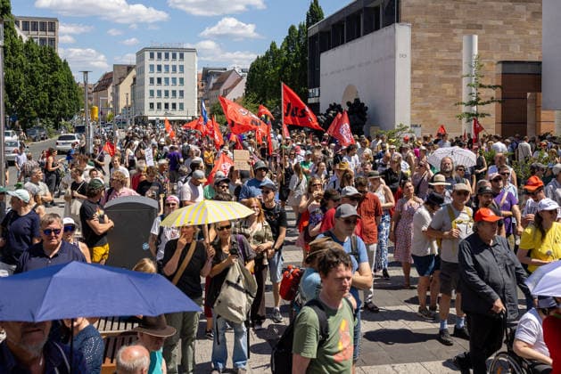 Demonstration für Solidarität statt Sozialabbau, Nürnberg, 11.07.2026 Großkundgebung des Bündnisses UNKÜRZBAR Mittelfranken gegen das Reformpaket der Bundesregierung. Tausende Teilnehmer ziehen mit roten Fahnen und Transparenten durch die Innenstadt. Anlass ist der nach Ansicht des Bündnisses drohende Abbau von Sozialleistungen und Arbeitnehmerrechten. Nürnberg Bayern Deutschland *** Demonstration for Solidarity Instead of Social Cuts, Nuremberg, July 11, 2026: Large rally organized by the UNKÜRZBAR Middle Franconia Alliance against the federal government’s reform package. Thousands of participants march through the city center carrying red flags and banners. The rally was organized in response to what the alliance views as the im 20260711-286A1837-M4000