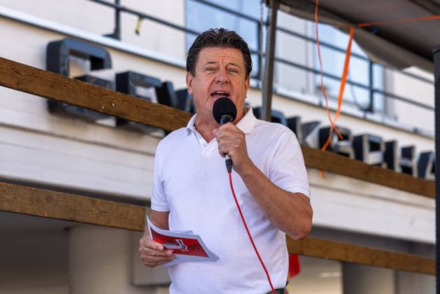 Demonstration für Solidarität statt Sozialabbau, Nürnberg, 11.07.2026 Stephan Doll, Geschäftsführer des DGB Region Mittelfranken, spricht bei der Auftaktkundgebung des Bündnisses UNKÜRZBAR Mittelfranken. Die Demonstration richtete sich gegen das Reformpaket der Bundesregierung und forderte den Erhalt des Sozialstaats und der Arbeitnehmerrechte. Nürnberg Bayern Deutschland *** Demonstration for Solidarity Instead of Social Cuts, Nuremberg, July 11, 2026 Stephan Doll, Executive Director of the DGB Middle Franconia Region, speaks at the opening rally of the UNKÜRZBAR Mittelfranken alliance. The demonstration was directed against the federal government’s reform package and called for the preservation of the welfare state and workers’ 20260711-286A1847-M4000