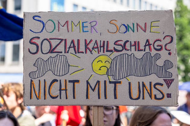 Demonstration für Solidarität statt Sozialabbau, Nürnberg, 11.07.2026 Protestschild mit der Aufschrift Sommer, Sonne, Sozialkahlschlag? Nicht mit uns! bei einer Demonstration des Bündnisses UNKÜRZBAR Mittelfranken gegen das Reformpaket der Bundesregierung. Das Bündnis kritisiert Einschnitte bei Arbeitnehmerrechten, sozialen Leistungen und der öffentlichen Daseinsvorsorge. Nürnberg Bayern Deutschland *** Demonstration for Solidarity Instead of Social Cuts, Nuremberg, July 11, 2026 Protest sign reading Summer, Summer, Sun, Social Cuts—Not on Our Watch at a demonstration organized by the UNKÜRZBAR Middle Franconia Alliance against the federal government’s reform package. The alliance criticizes cuts to workers’ rights, social be 20260711-286A1867-M4000