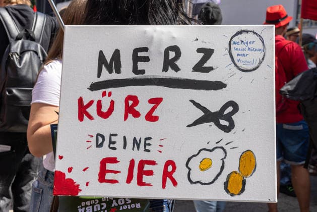 Demonstration für Solidarität statt Sozialabbau, Nürnberg, 11.07.2026 Protestschild mit der Aufschrift Merz kürz deine Eier bei einer Demonstration gegen Sozialabbau. Das Bündnis UNKÜRZBAR Mittelfranken demonstrierte gegen das Reformpaket der Bundesregierung, das nach Auffassung der Organisatoren den Sozialstaat und Arbeitnehmerrechte gefährdet. Nürnberg Bayern Deutschland *** Demonstration for Solidarity Instead of Welfare Cuts, Nuremberg, July 11, 2026 Protest sign reading Merz, Cut Your Balls at a demonstration against welfare cuts. The UNKÜRZBAR Mittelfranken coalition demonstrated against the federal government’s reform package, which, according to the organizers, threatens the welfare state and workers’ rights. Nuremberg 20260711-286A1878-M4000