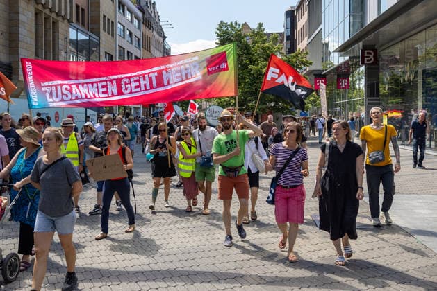 Demonstration für Solidarität statt Sozialabbau, Nürnberg, 11.07.2026 Demonstrationszug des Bündnisses UNKÜRZBAR Mittelfranken durch die Fußgängerzone. Teilnehmer tragen ein rotes ver.di-Transparent mit der Aufschrift Zusammen geht mehr sowie eine FAU-Fahne. Anlass ist das Reformpaket der Bundesregierung, das das Bündnis als Angriff auf den Sozialstaat wertet. Nürnberg Bayern Deutschland *** Demonstration for Solidarity Instead of Social Cuts, Nuremberg, July 11, 2026: A demonstration march organized by the UNKÜRZBAR Middle Franconia Alliance through the pedestrian zone. Participants carry a red banner with the slogan Together We Can Do More as well as a FAU flag. The occasion is the federal government’s reform package, which 20260711-286A1910-M4000