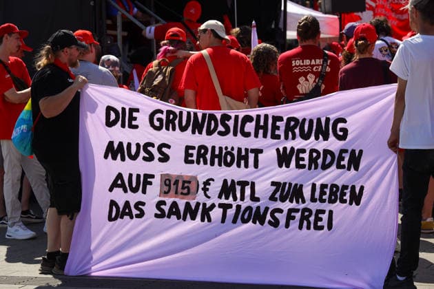 11.07.2026, Deutschland, NRW, Gewerkschaften, Warnstreiks, Der DGB, die IG Metall Ruhrgebiet Mitte und Verdi haben für heute zur Demonstration Ruhrpott Rebellion in Dortmund aufgerufen- es wurde gegen die geplanten Reformen der Bundesregierung protestiert, z.B. in den Bereichen Rente und Gesundheit, Deutschland *** July 11, 2026, Germany, North Rhine-Westphalia, labor unions, warning strikes, The DGB, IG Metall Ruhrgebiet Mitte, and Verdi have called for a demonstration today in Dortmund called Ruhrpott Rebellion. Protesters are demonstrating against the federal government’s planned reforms, for example in the areas of pensions and healthcare, Germany Copyright: xD.xKerlekin SnowfieldxPhotographyx SF110726VerdiD1