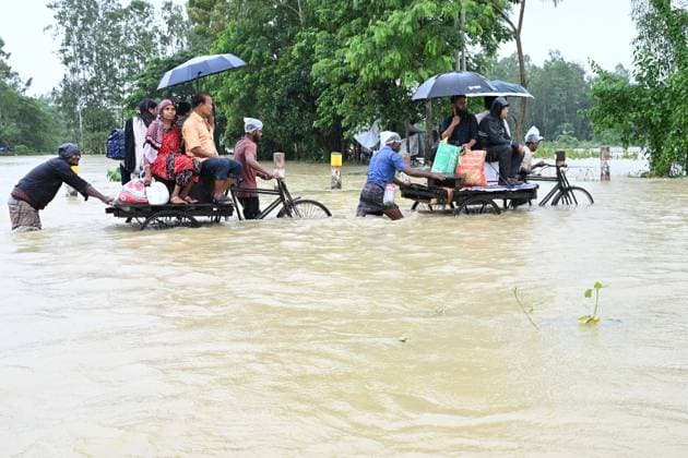 Flood Crisis In Bangladesh Residents use carts and boats to cross flooded roads in Satkania, Chattogram, Bangladesh, on July 11, 2026, as severe floods and landslides impact Chattogram Division. At least 39 people have died, and more than 928,000 are affected across five districts. Thousands remain stranded amid shortages of food, safe water, and medicines as rescue and relief operations continue. Chattogram Chattogram Bangladesh  Copyright: xMuhammadxAmdadxHossainx originalFilename: hossain-floodcri260711_npamN.jpg